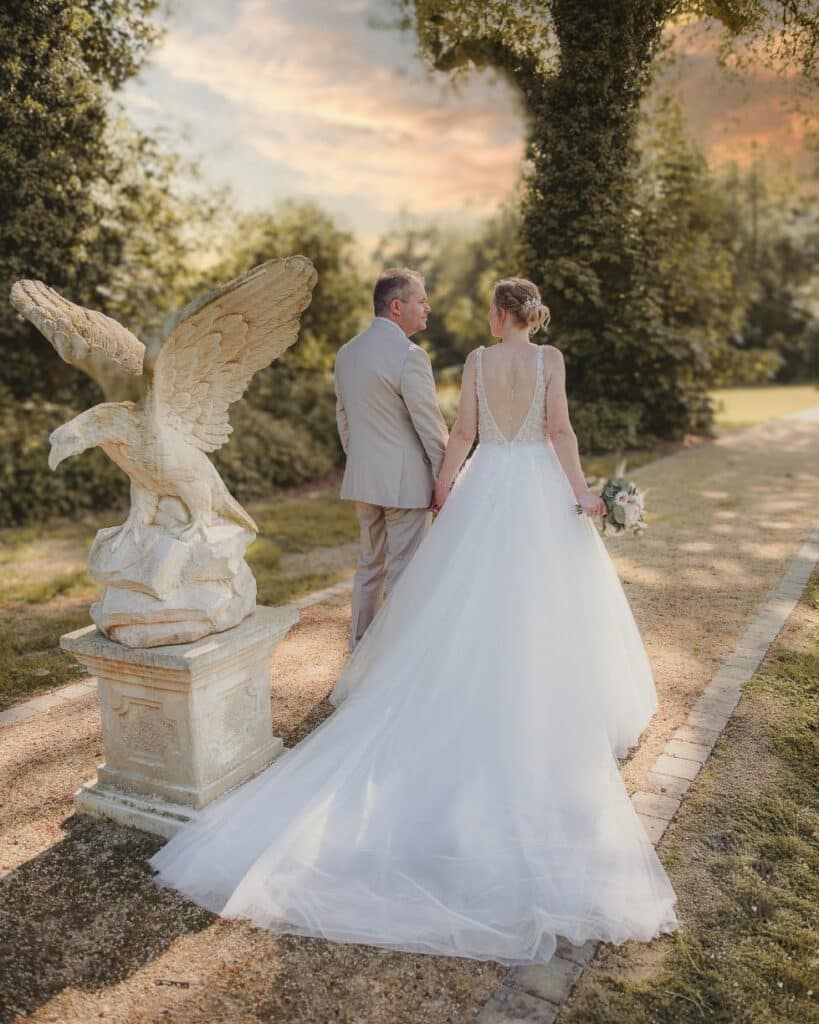 Photographe mariage à Châteaubourg capturant un couple de mariés dans une ambiance élégante et naturelle.