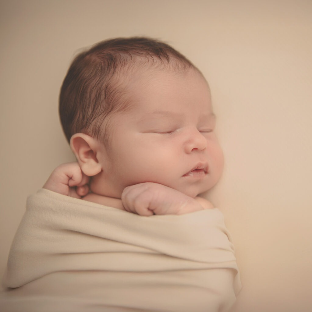 Photographe naissance spécialisée en séance photo nouveau-né et bébé à Rennes en Ille-et-Vilaine.