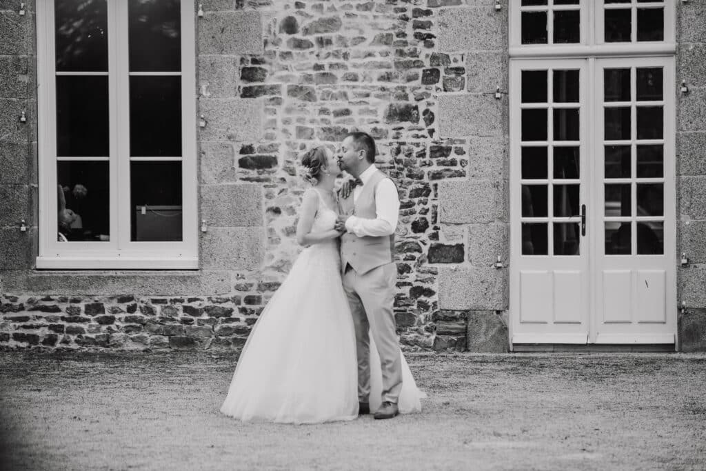 Photographe mariage à Châteaubourg près de Rennes en Ille et Vilaine capturant un moment romantique et élégant entre les mariés.