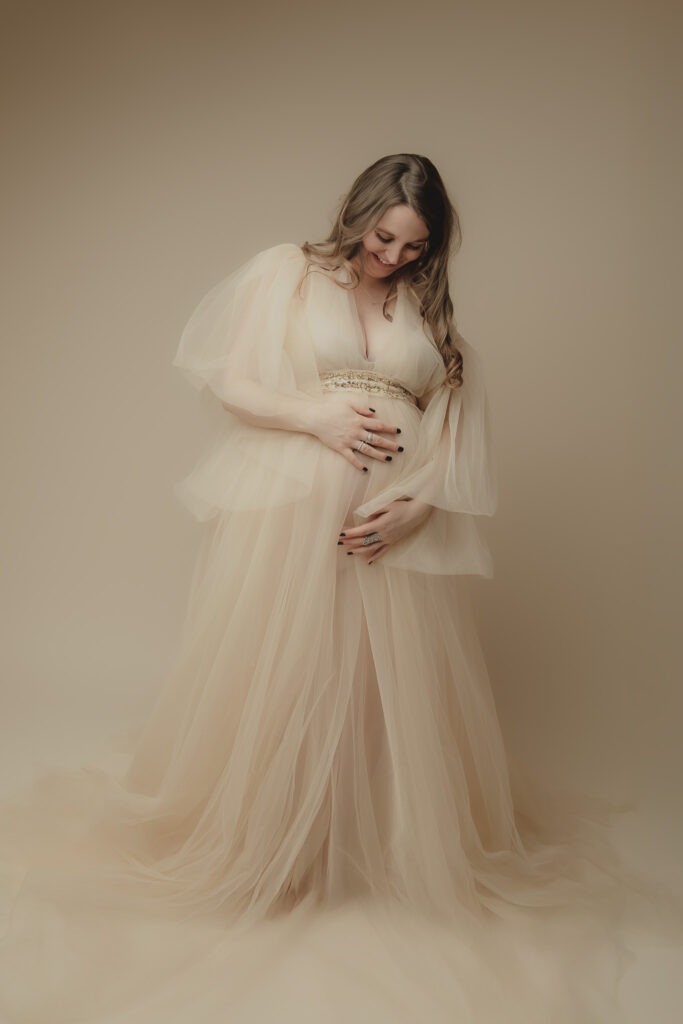Photographe grossesse Rennes & Châteaubourg – séance photo grossesse en studio”