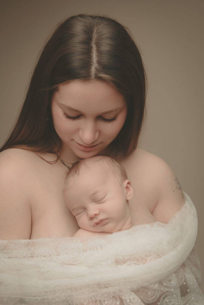 Photographe naissance spécialisée en séance photo nouveau-né et bébé près de Rennes en Ille-et-Vilaine.